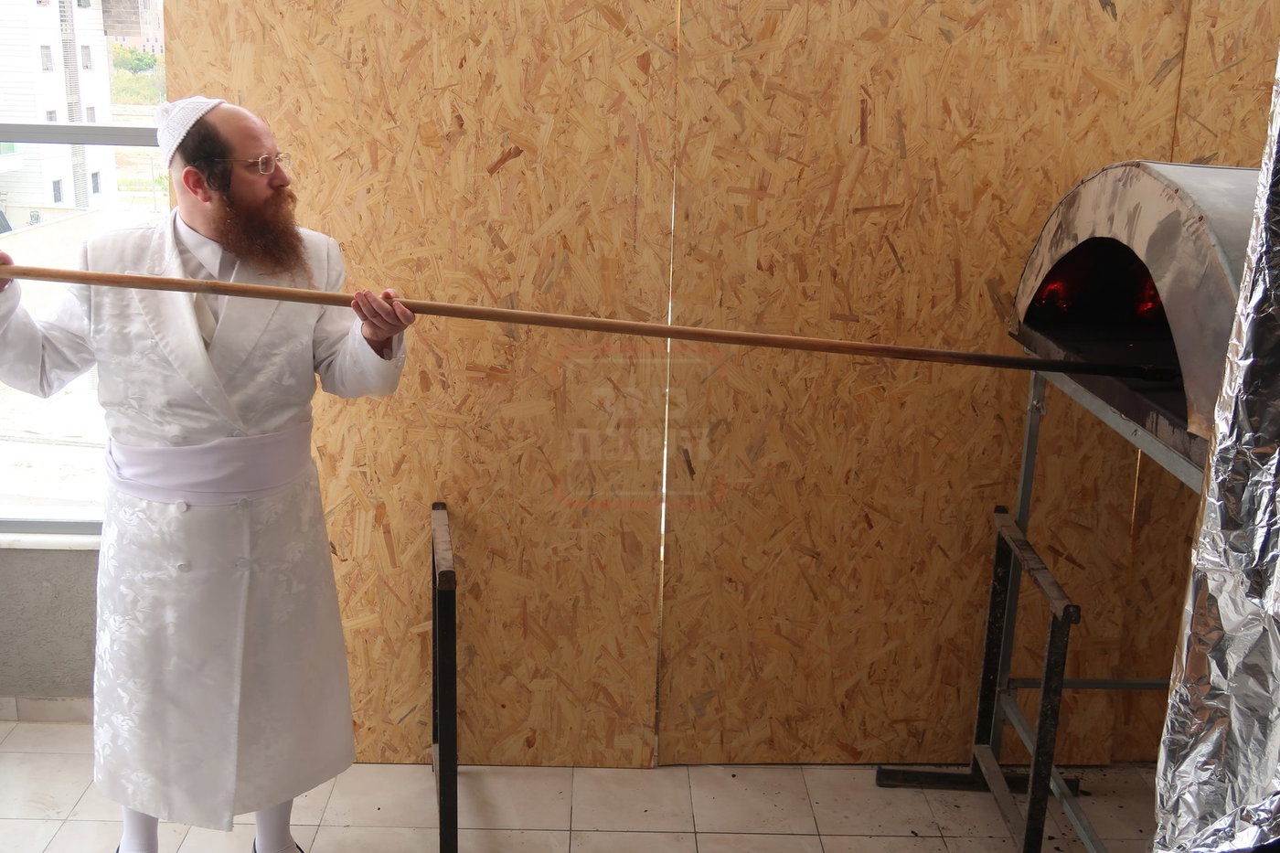 האדמו"ר ממיאלען באפיית המצות