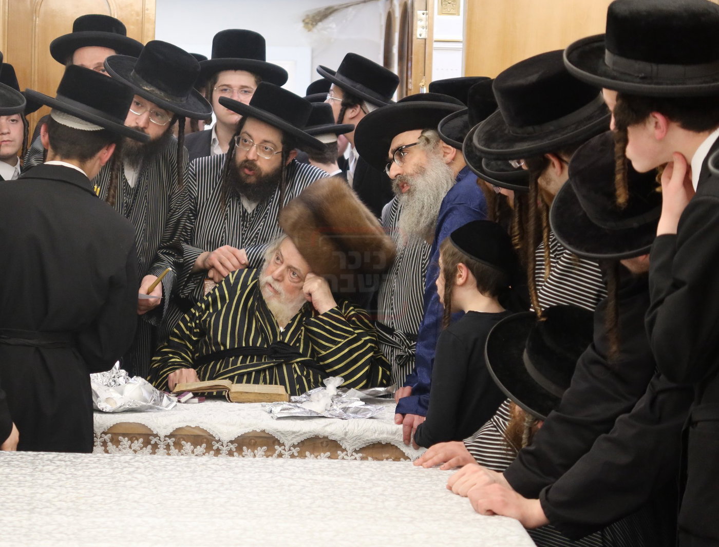 האדמו"ר מתולדות אברהם יצחק בבדיקת חמץ