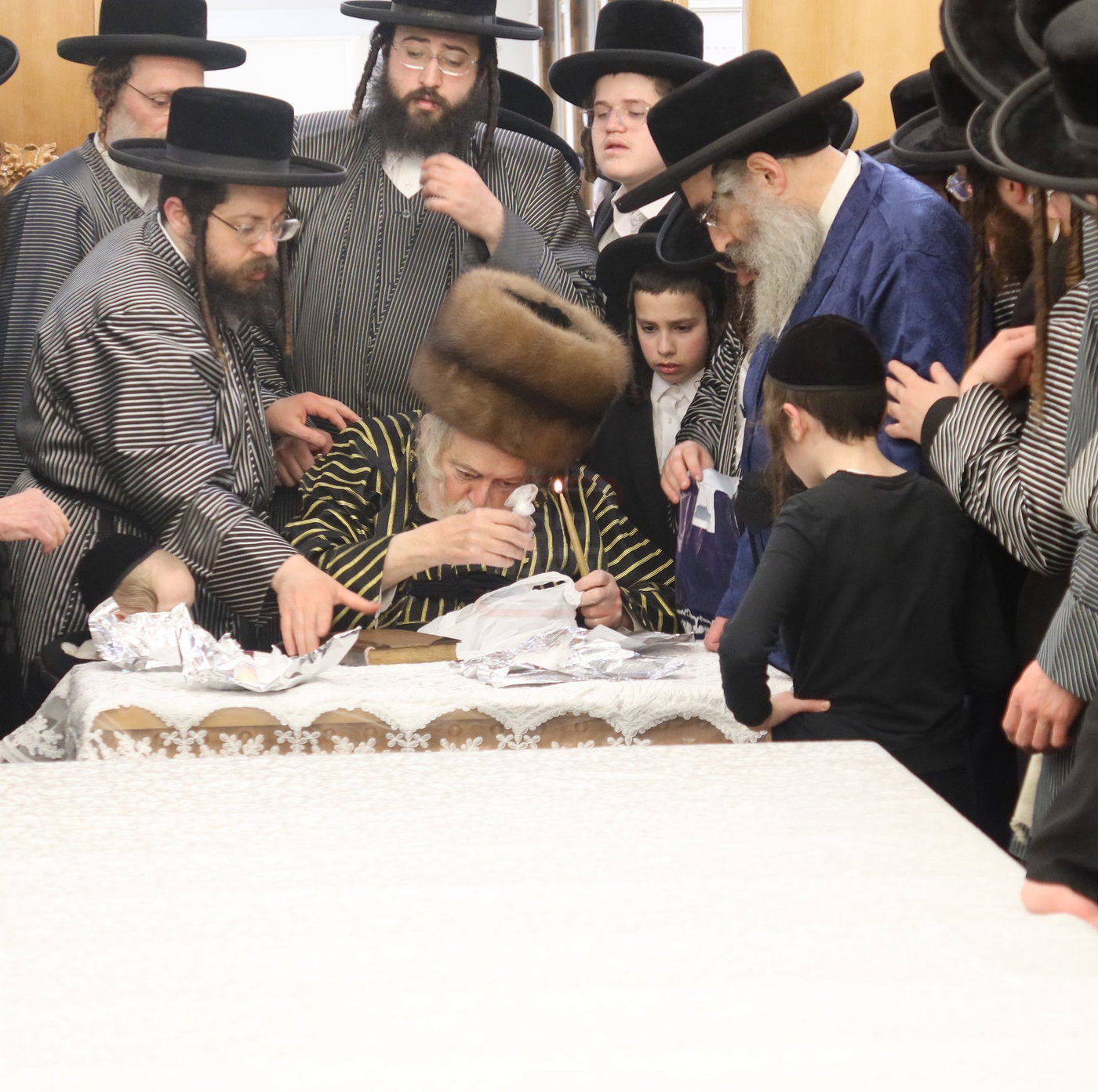 האדמו"ר מתולדות אברהם יצחק בבדיקת חמץ