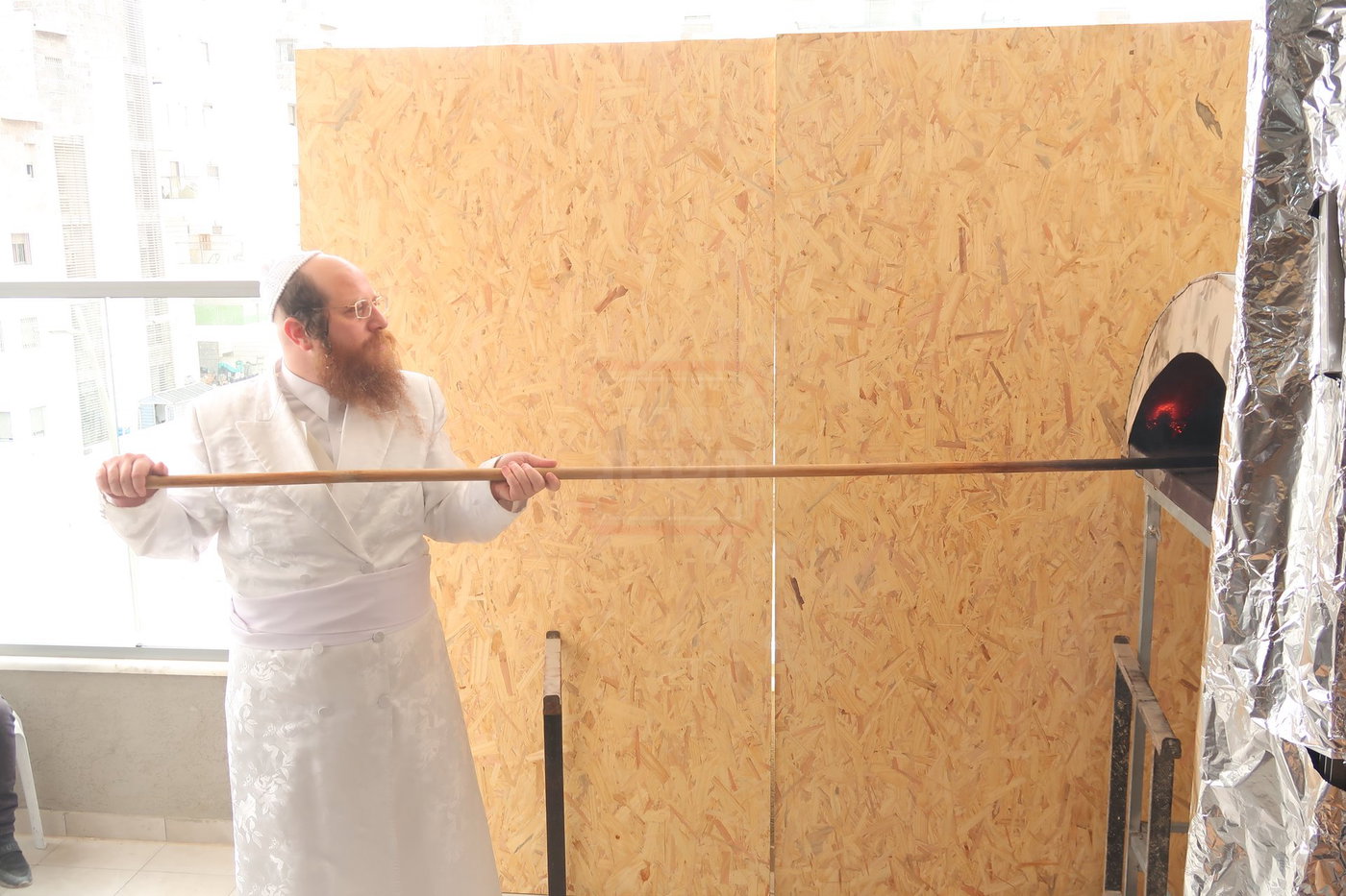 האדמו"ר ממיאלען באפיית המצות