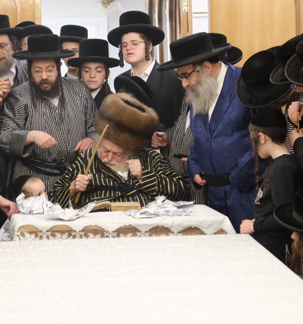 האדמו"ר מתולדות אברהם יצחק בבדיקת חמץ