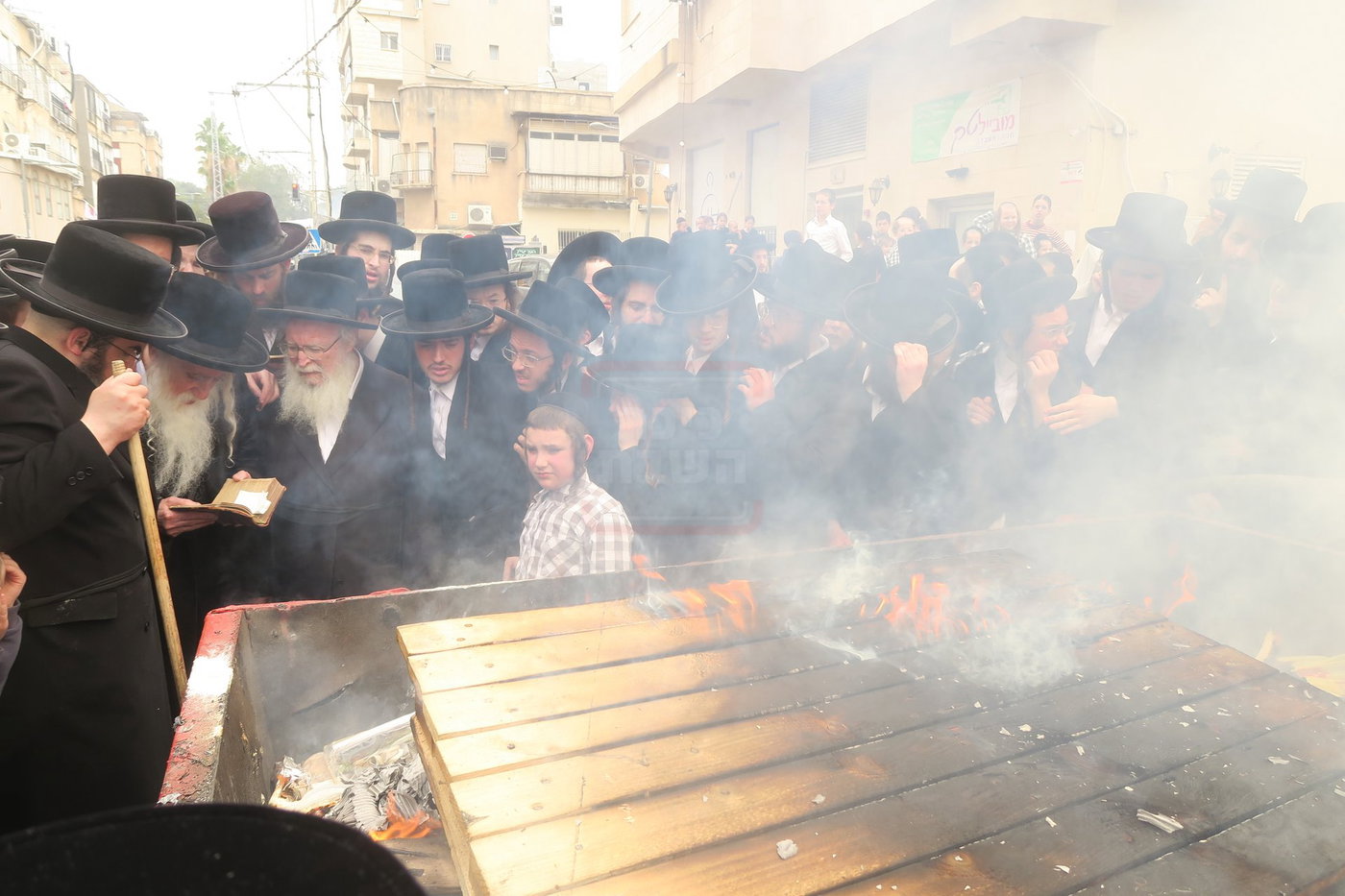 האדמו"ר ממכנובקא בעלזא בשריפת חמץ