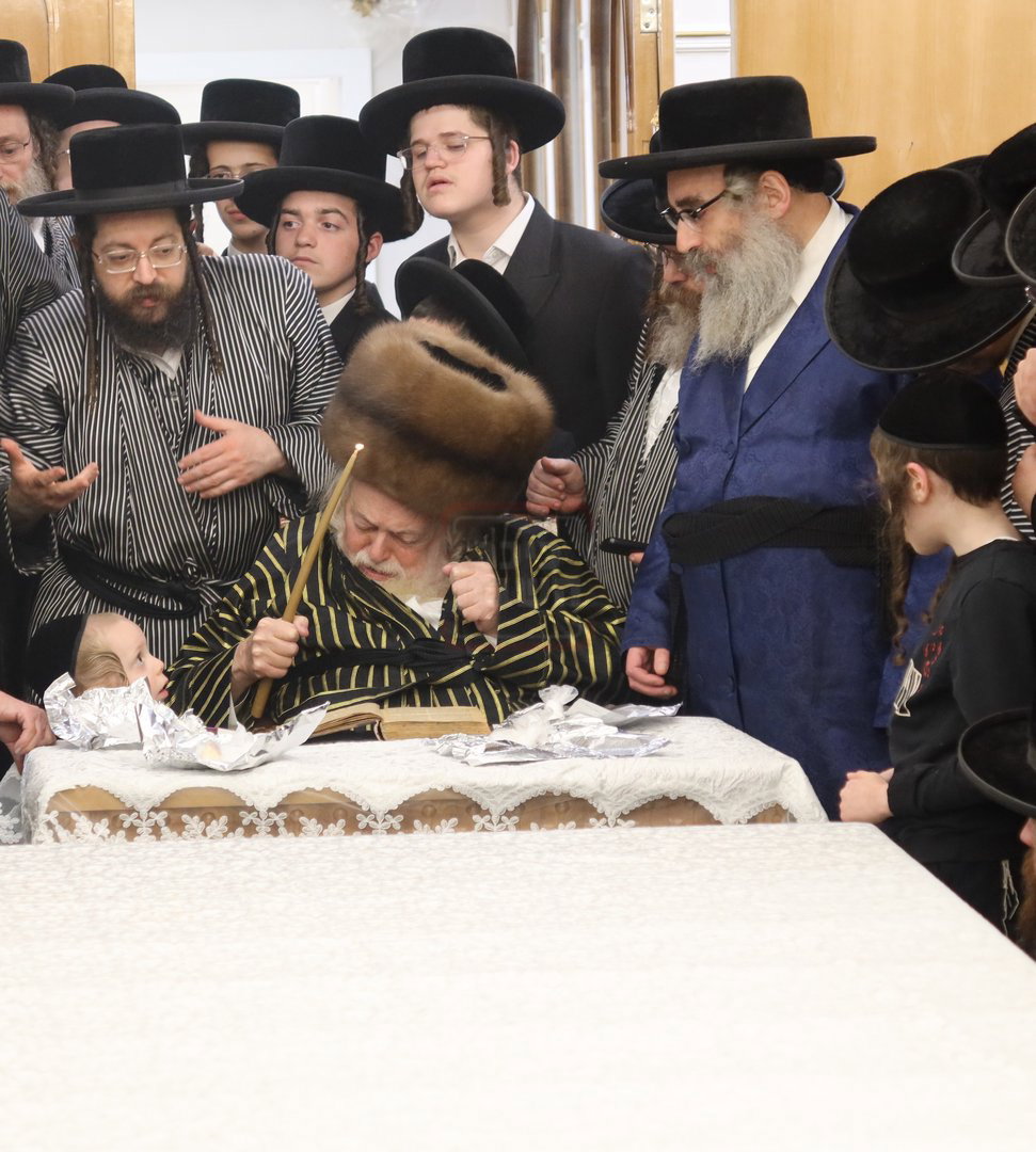 האדמו"ר מתולדות אברהם יצחק בבדיקת חמץ