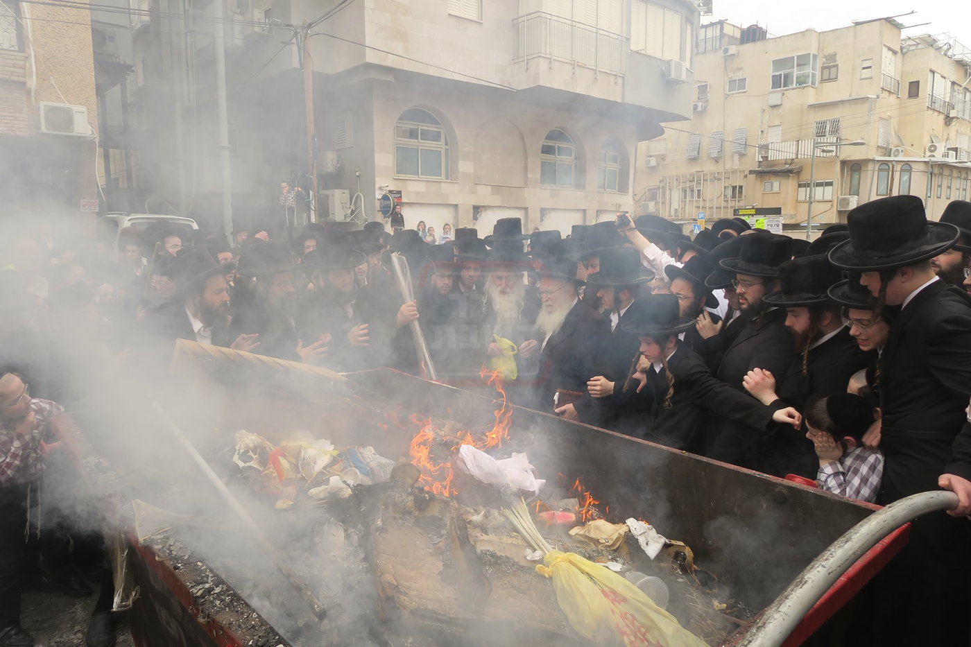 האדמו"ר ממכנובקא בעלזא בשריפת חמץ