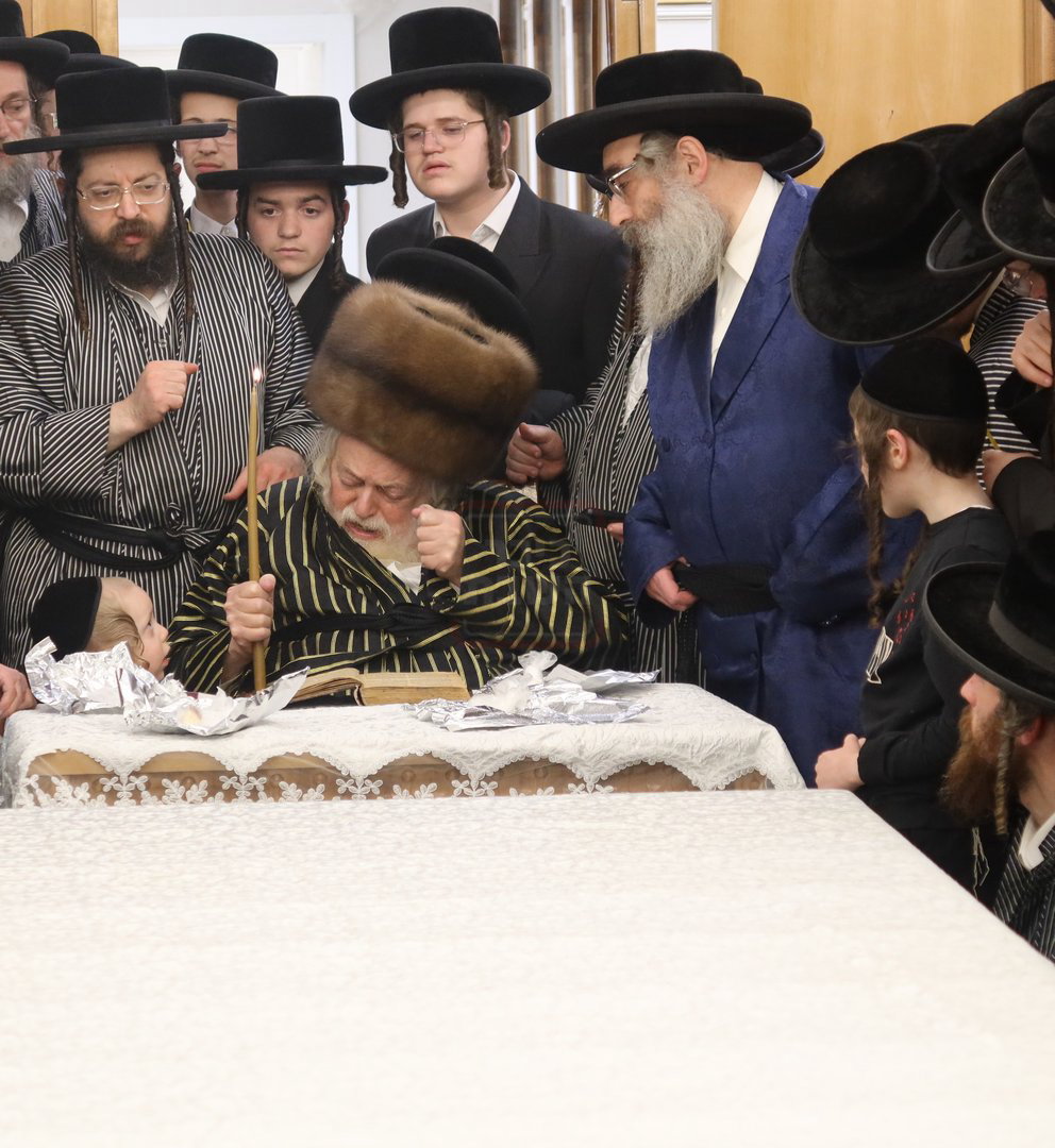 האדמו"ר מתולדות אברהם יצחק בבדיקת חמץ