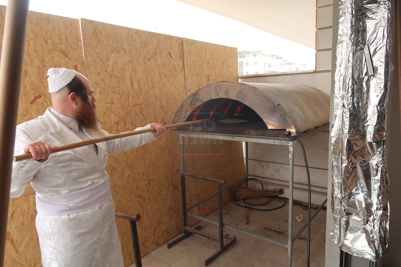 האדמו"ר ממיאלען באפיית המצות