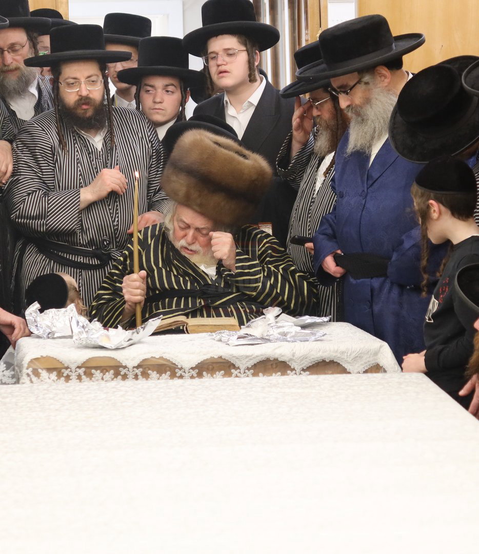 האדמו"ר מתולדות אברהם יצחק בבדיקת חמץ