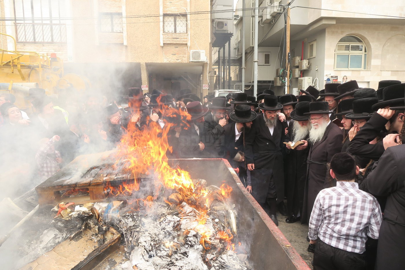 האדמו"ר ממכנובקא בעלזא בשריפת חמץ