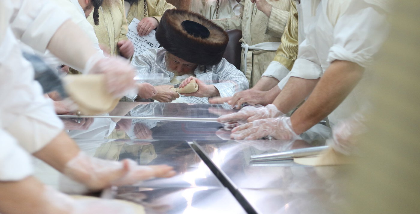 האדמו"ר מתולדות אברהם יצחק באפיית מצות