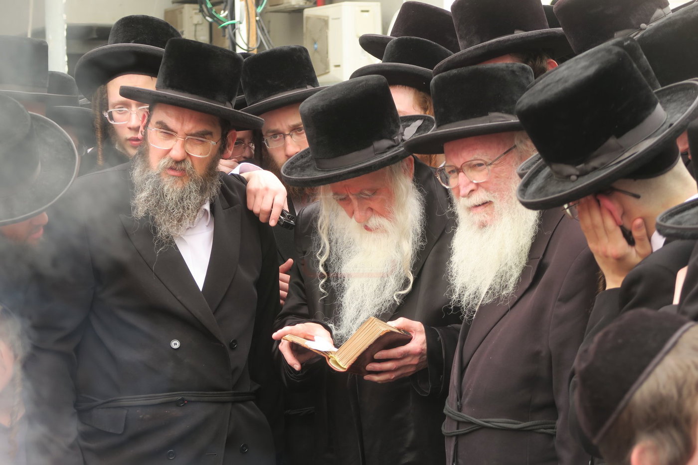 האדמו"ר ממכנובקא בעלזא בשריפת חמץ