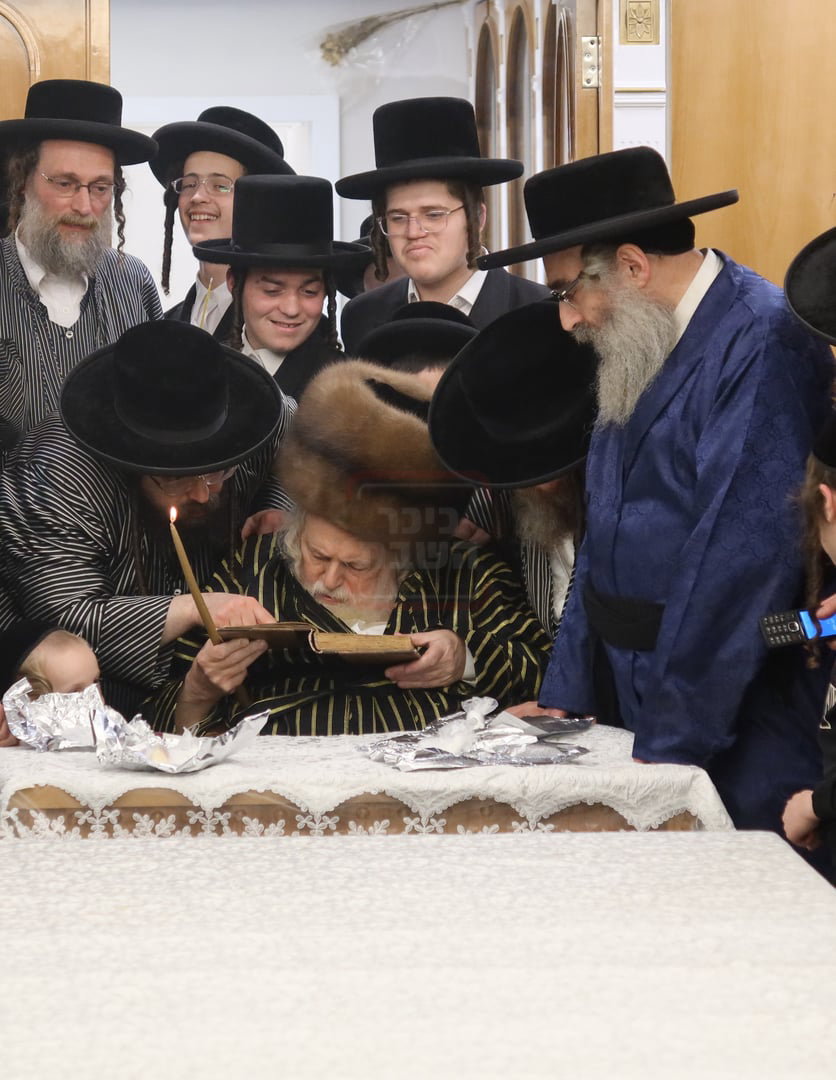 האדמו"ר מתולדות אברהם יצחק בבדיקת חמץ