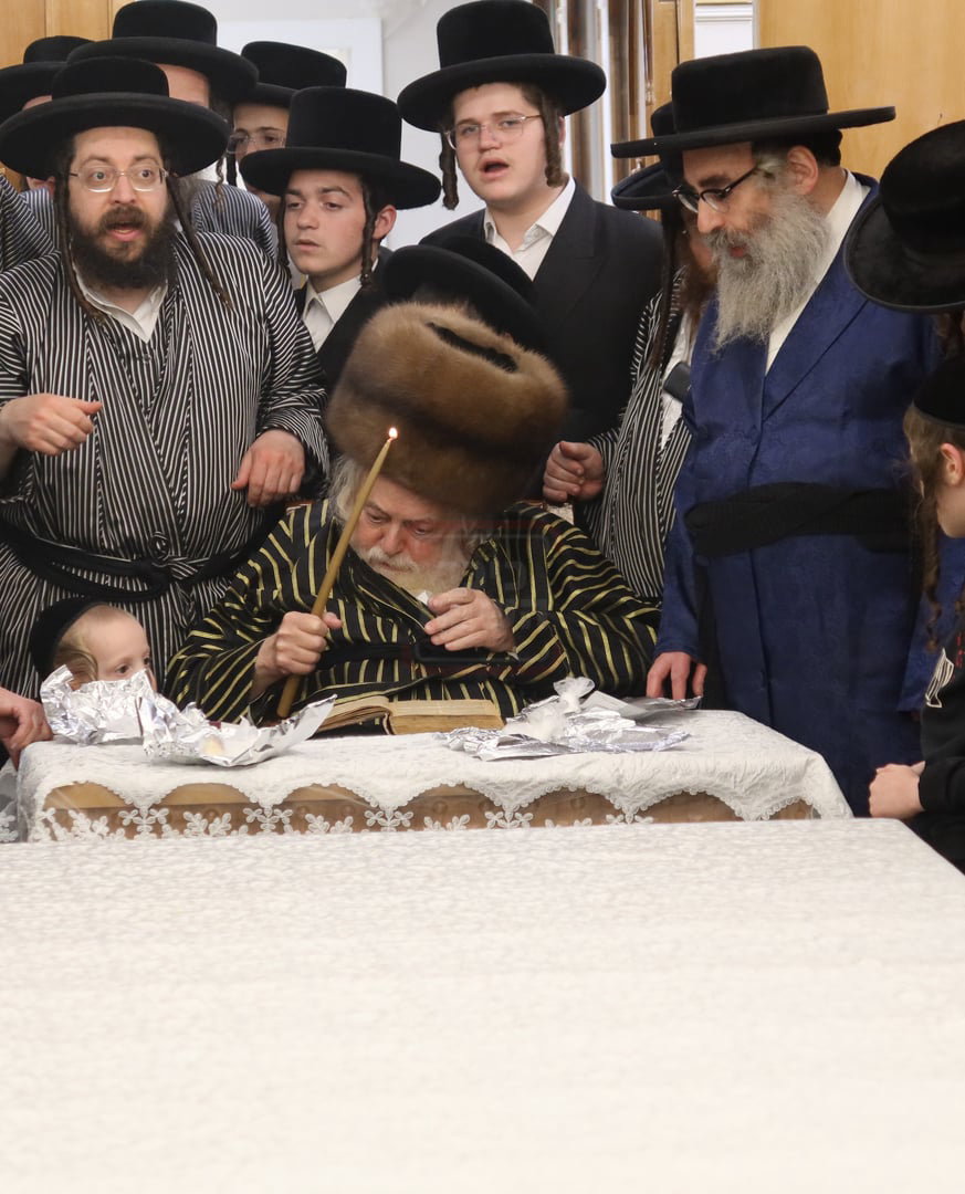 האדמו"ר מתולדות אברהם יצחק בבדיקת חמץ