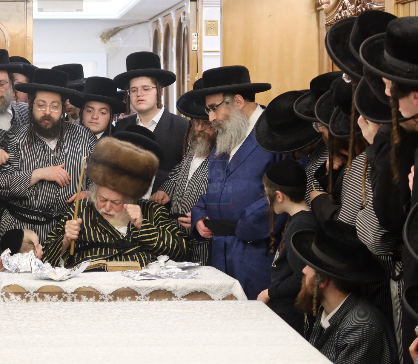 האדמו"ר מתולדות אברהם יצחק בבדיקת חמץ