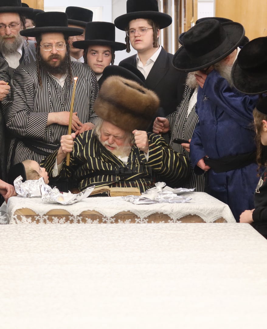 האדמו"ר מתולדות אברהם יצחק בבדיקת חמץ