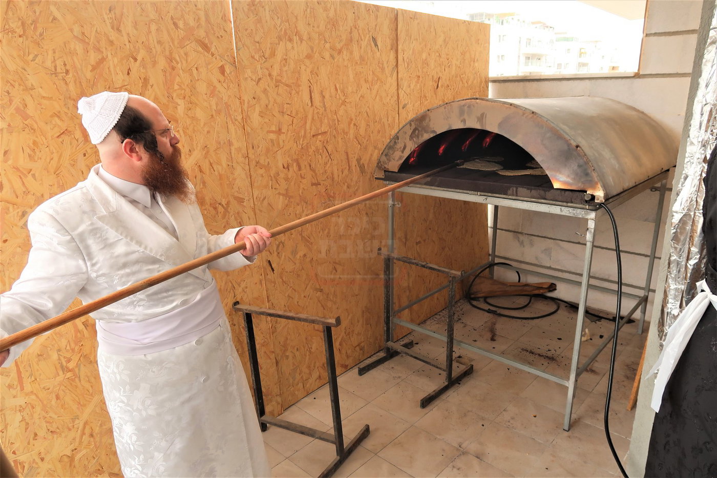 האדמו"ר ממיאלען באפיית המצות