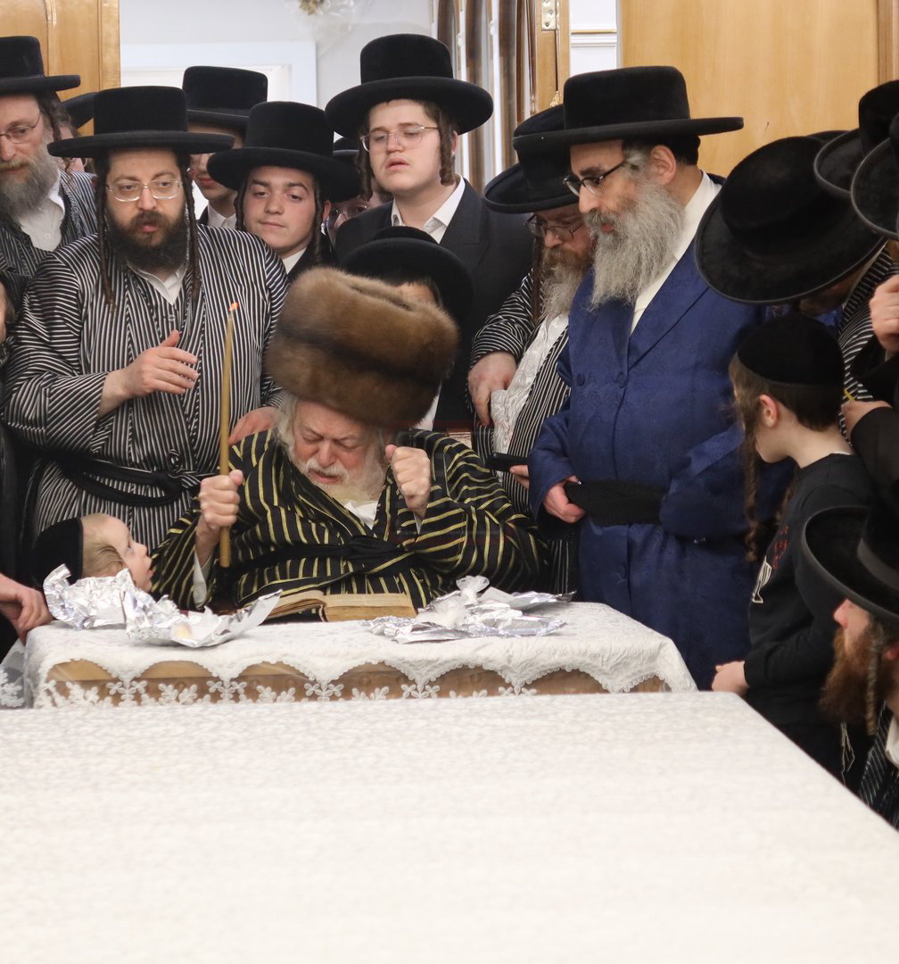 האדמו"ר מתולדות אברהם יצחק בבדיקת חמץ