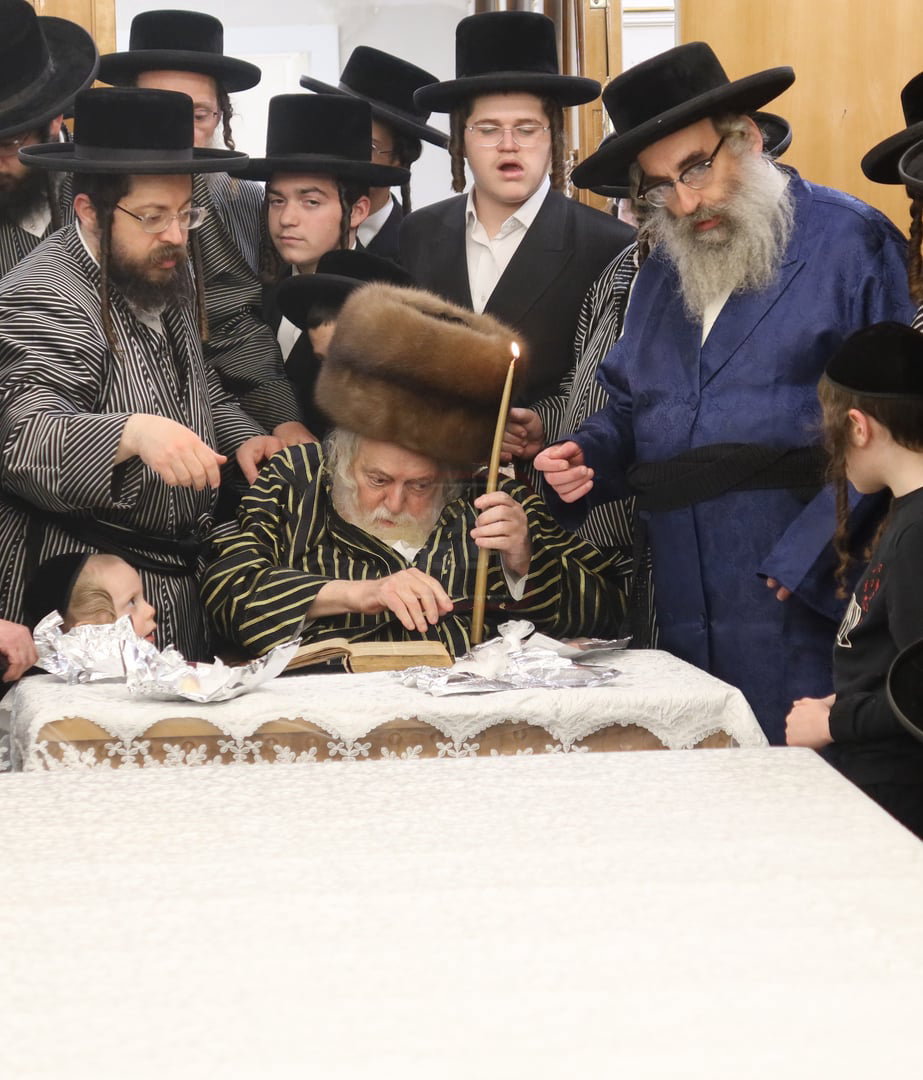 האדמו"ר מתולדות אברהם יצחק בבדיקת חמץ