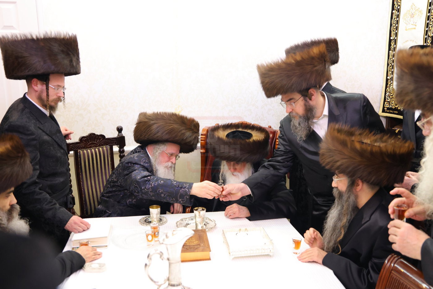 האדמו"ר ממכנובקא בעלזא בביקור אצל האדמו"ר מנדבורנה ירושלים