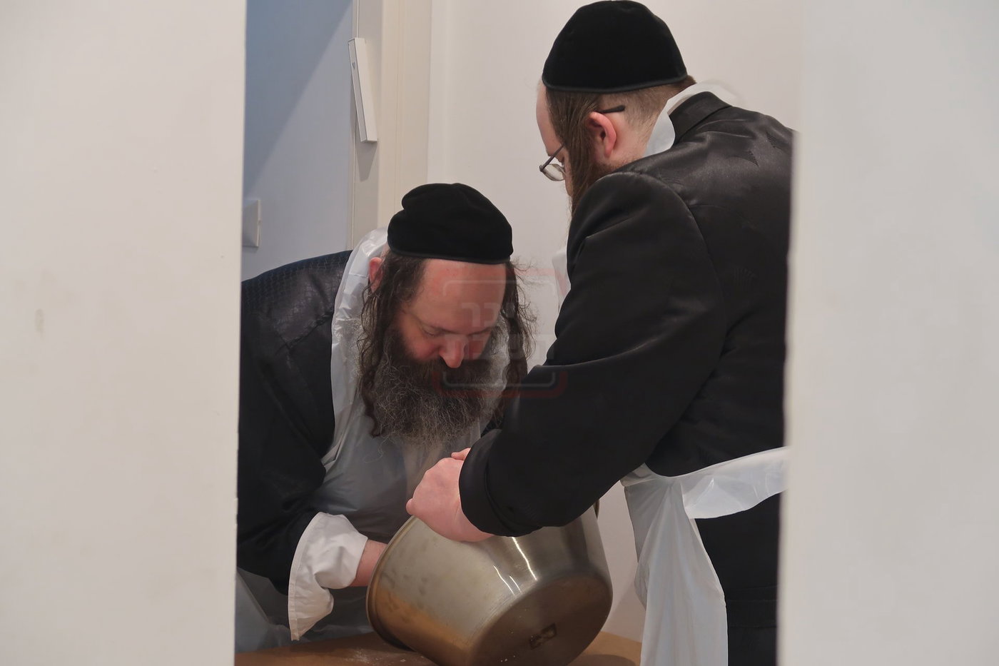 האדמו"ר ממיאלען באפיית המצות