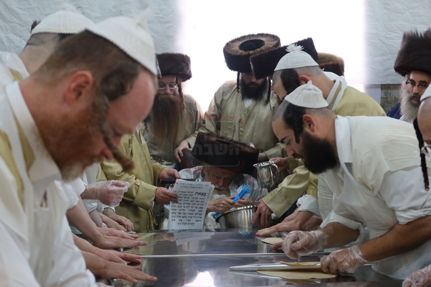 האדמו"ר מתולדות אברהם יצחק באפיית מצות