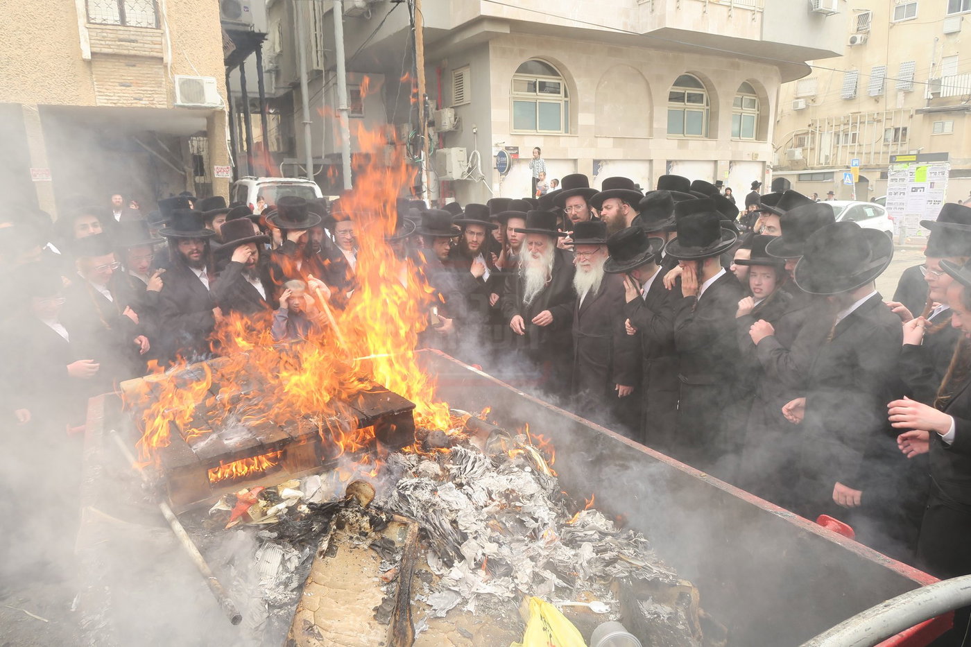 האדמו"ר ממכנובקא בעלזא בשריפת חמץ