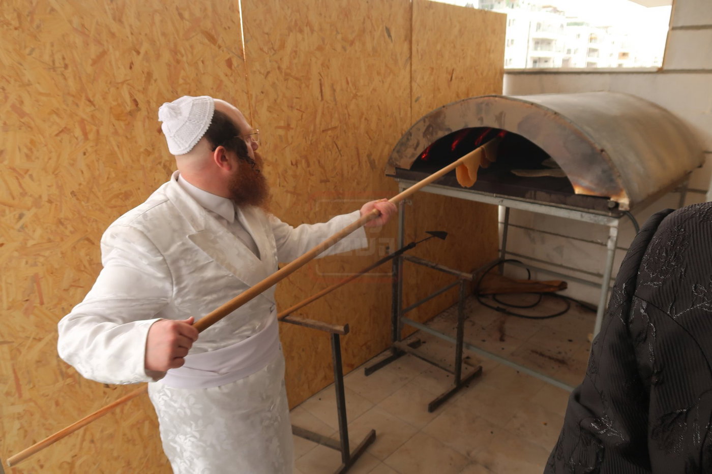 האדמו"ר ממיאלען באפיית המצות