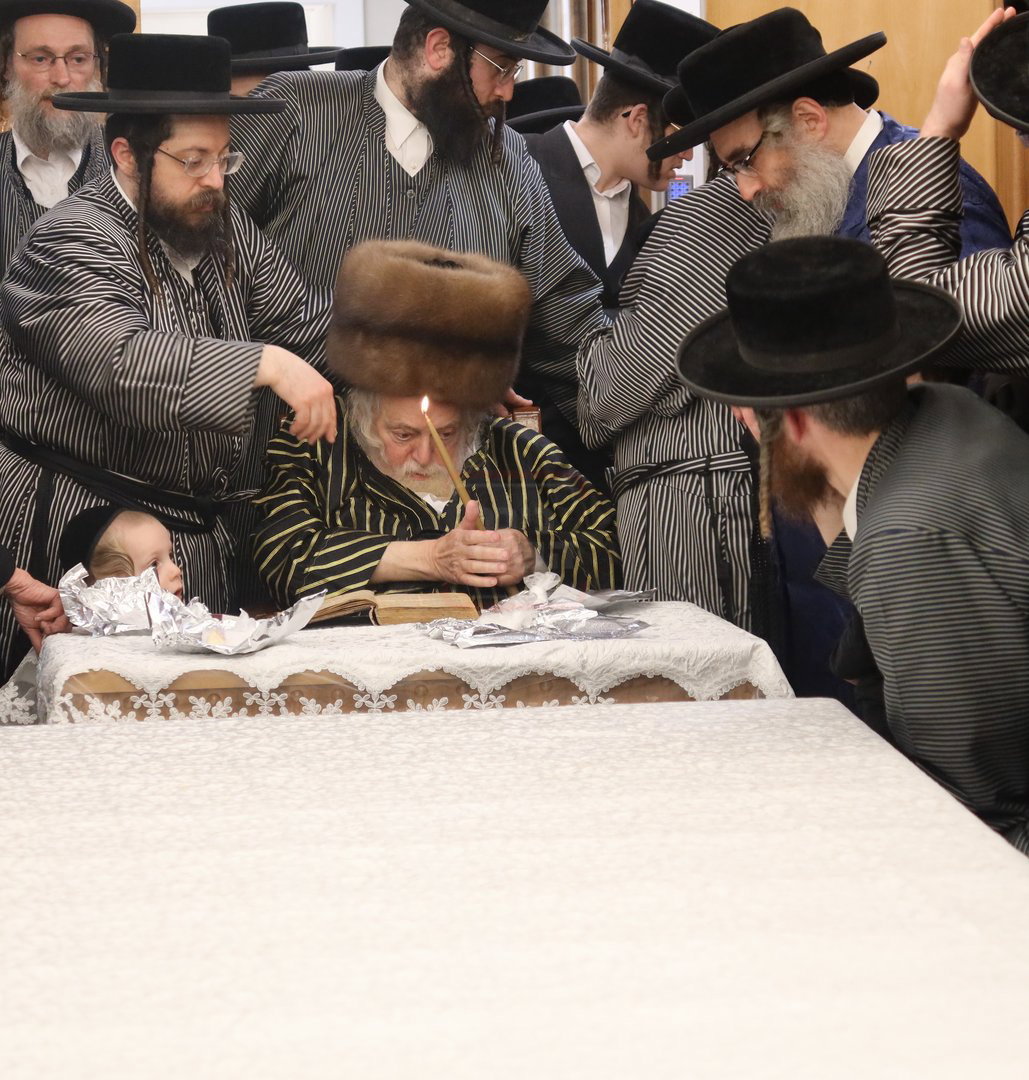 האדמו"ר מתולדות אברהם יצחק בבדיקת חמץ