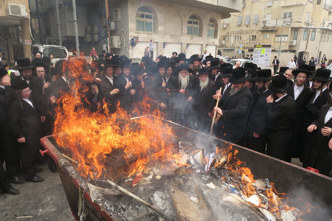 האדמו"ר ממכנובקא בעלזא בשריפת חמץ