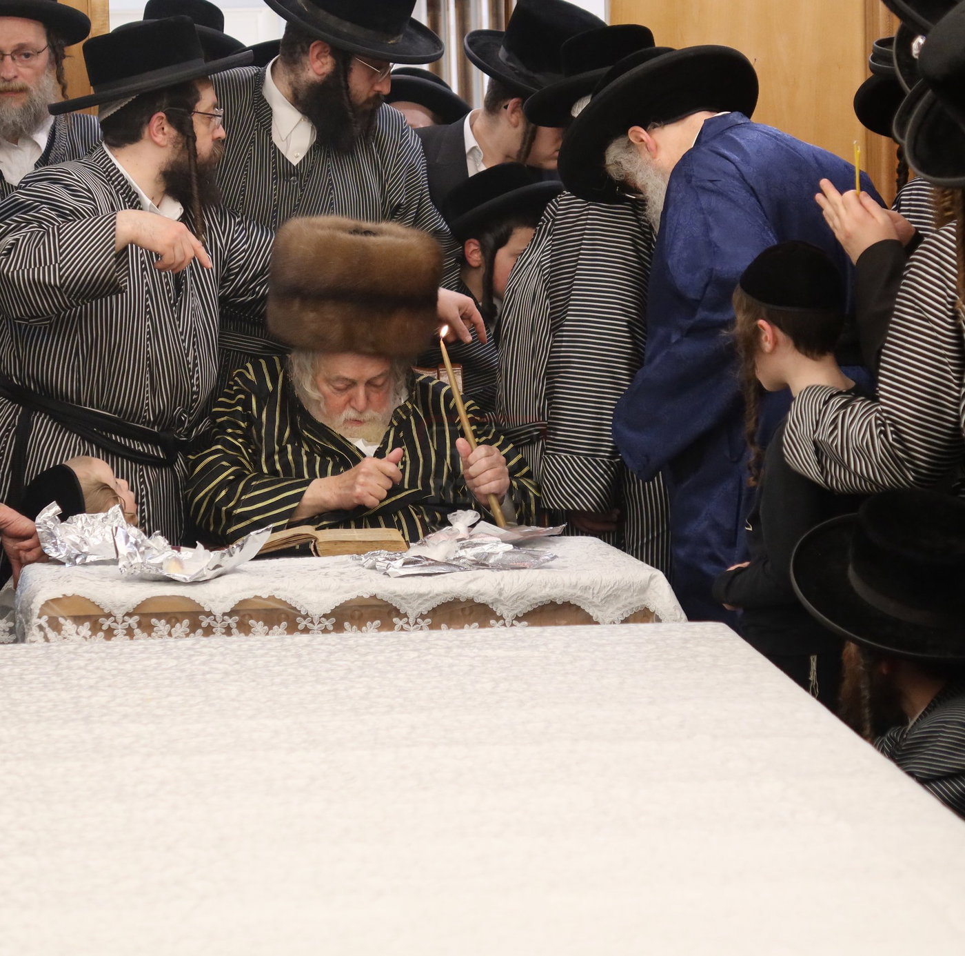 האדמו"ר מתולדות אברהם יצחק בבדיקת חמץ