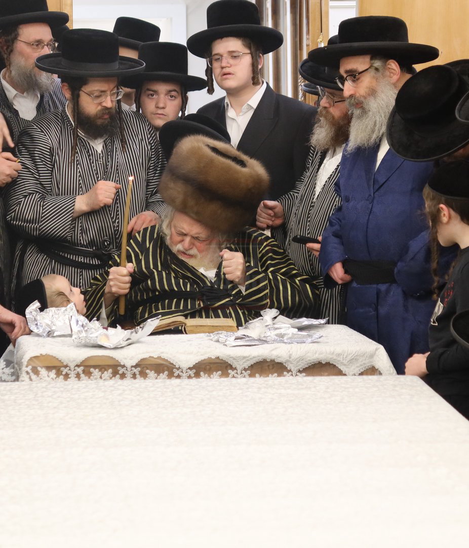 האדמו"ר מתולדות אברהם יצחק בבדיקת חמץ