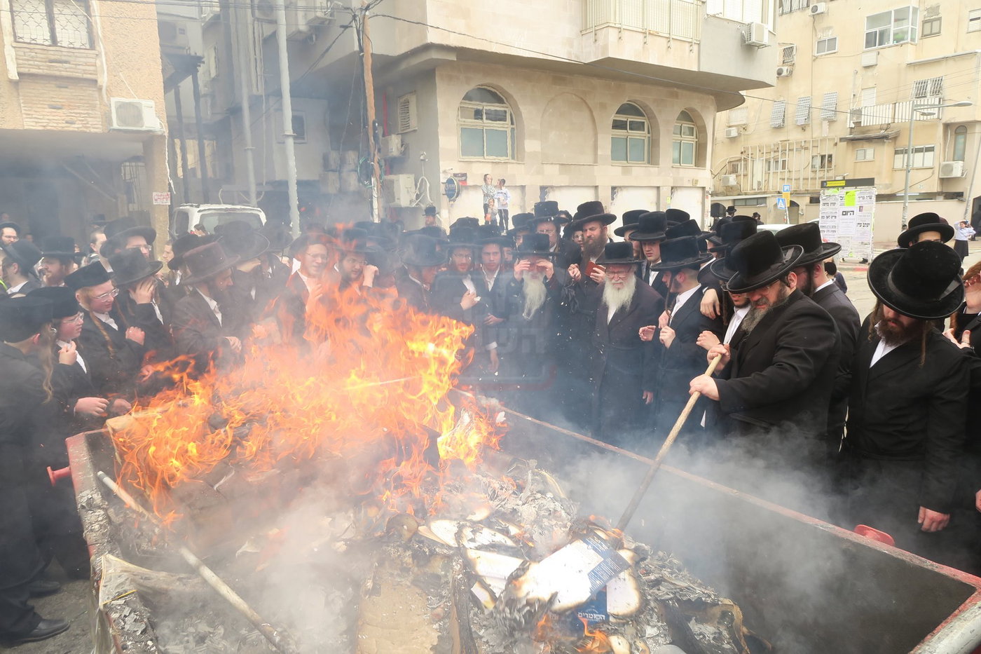 האדמו"ר ממכנובקא בעלזא בשריפת חמץ