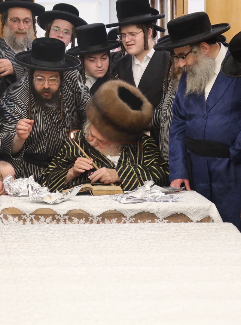 האדמו"ר מתולדות אברהם יצחק בבדיקת חמץ