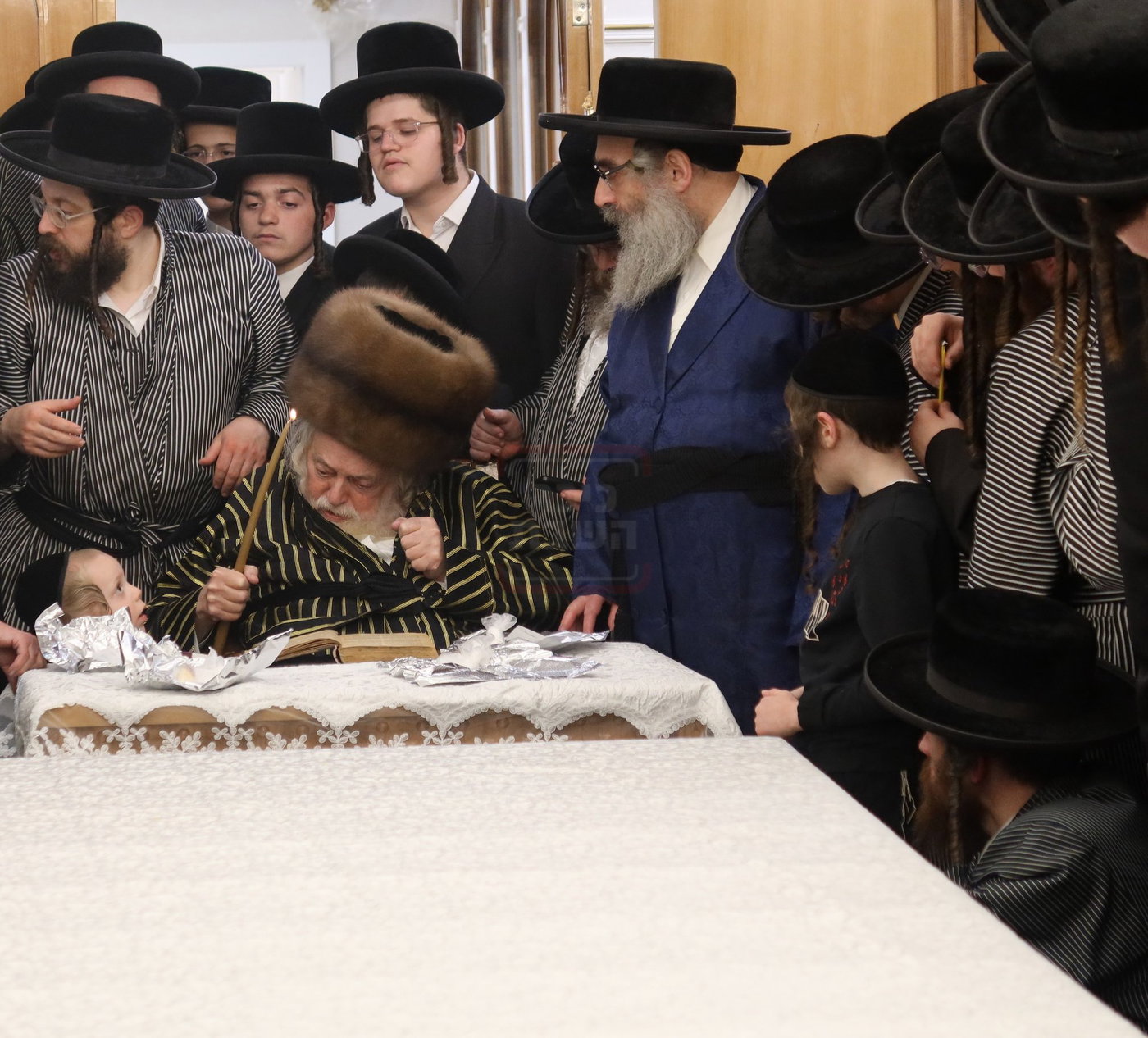 האדמו"ר מתולדות אברהם יצחק בבדיקת חמץ