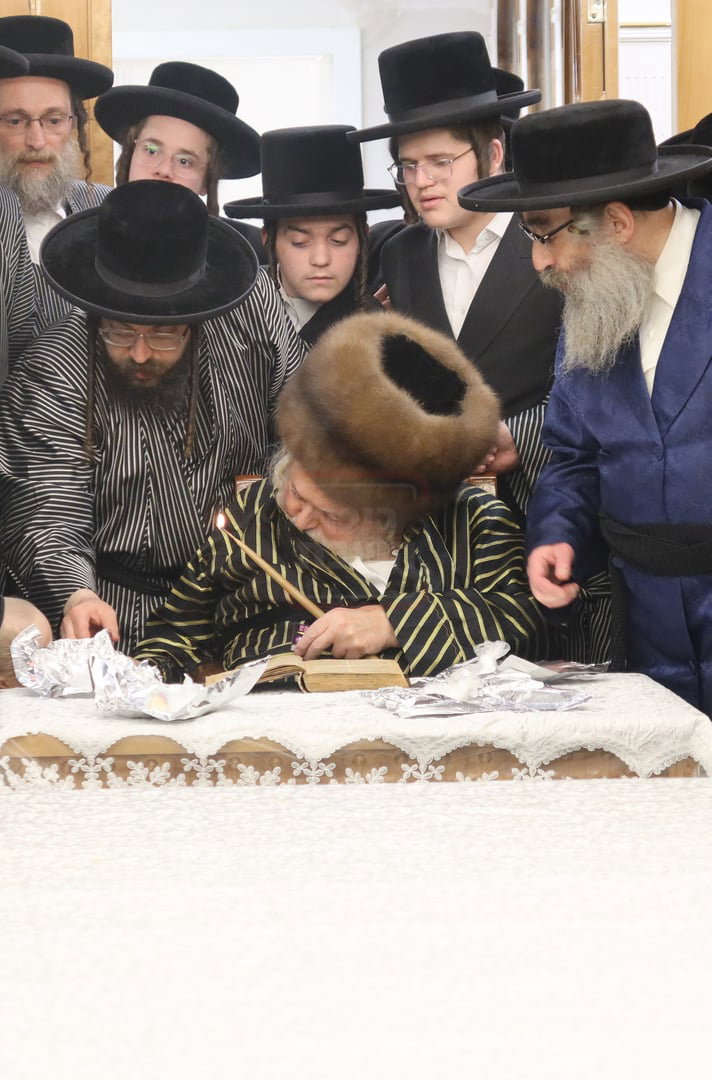 האדמו"ר מתולדות אברהם יצחק בבדיקת חמץ