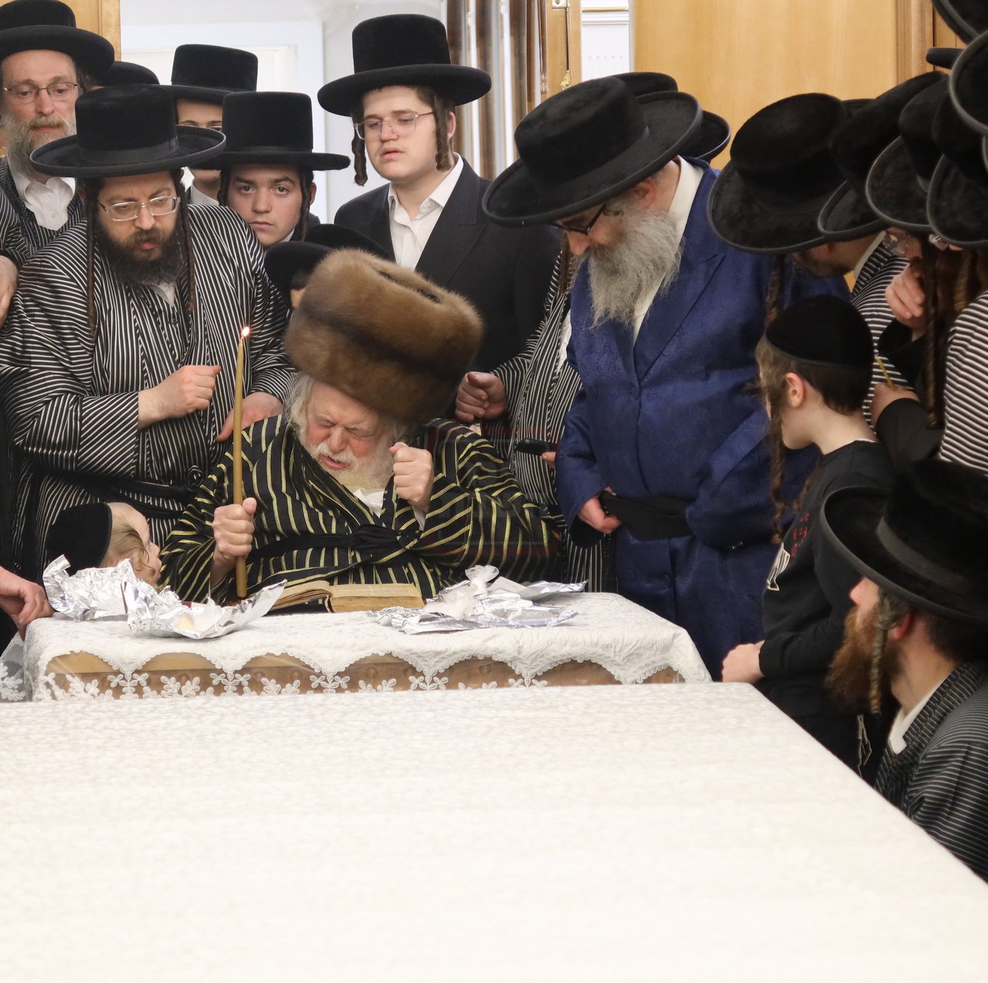 האדמו"ר מתולדות אברהם יצחק בבדיקת חמץ