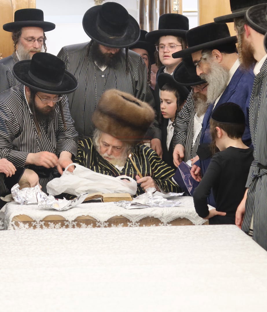 האדמו"ר מתולדות אברהם יצחק בבדיקת חמץ