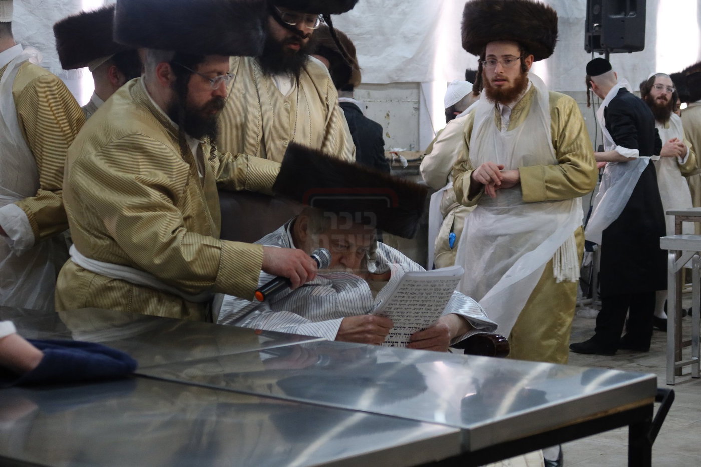 האדמו"ר מתולדות אברהם יצחק באפיית מצות