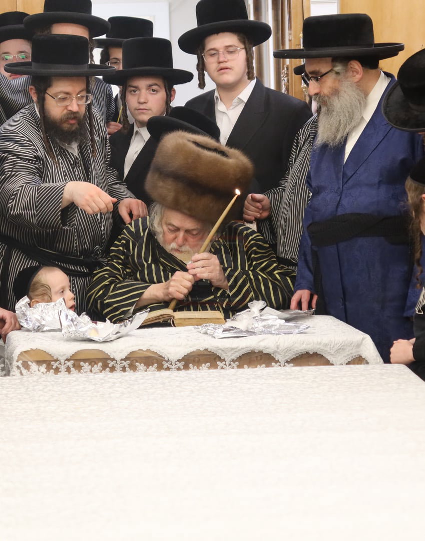 האדמו"ר מתולדות אברהם יצחק בבדיקת חמץ