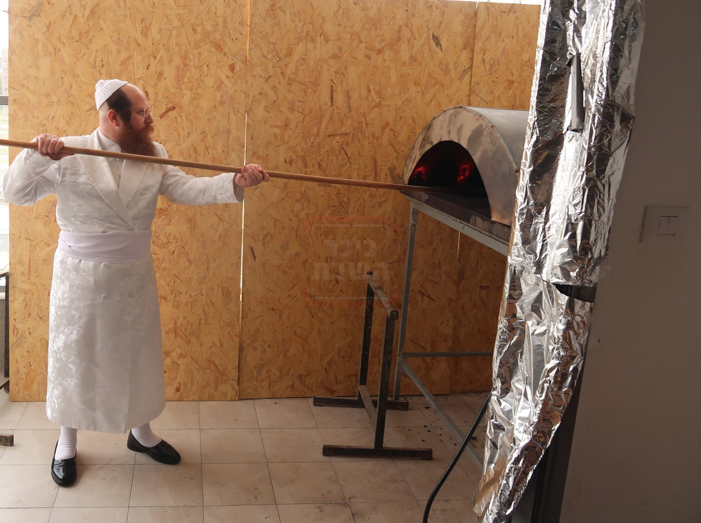 האדמו"ר ממיאלען באפיית המצות