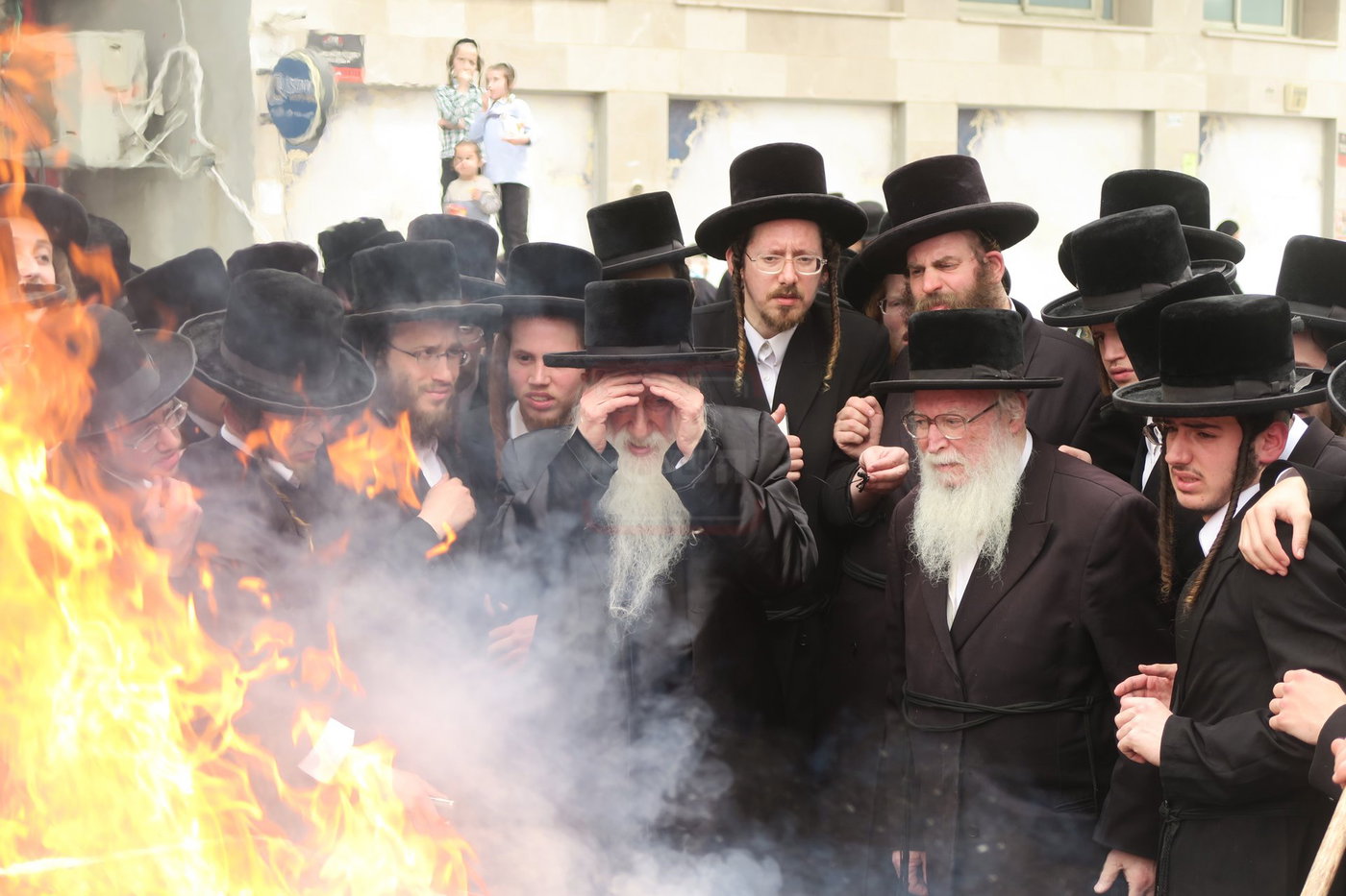 האדמו"ר ממכנובקא בעלזא בשריפת חמץ