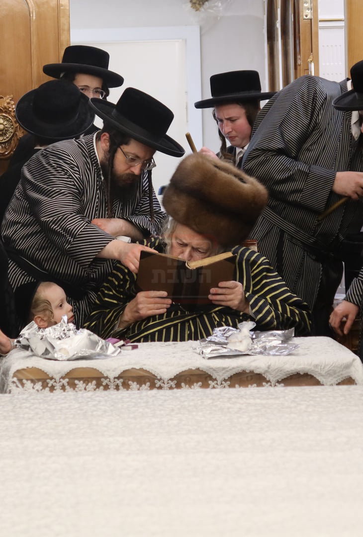 האדמו"ר מתולדות אברהם יצחק בבדיקת חמץ