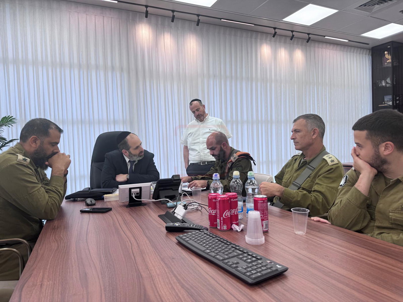 פסח ומימונה בצל המלחמה | 'זופניק בכיכר' עם כל התמונות, הנייעס והחשיפות של השבוע