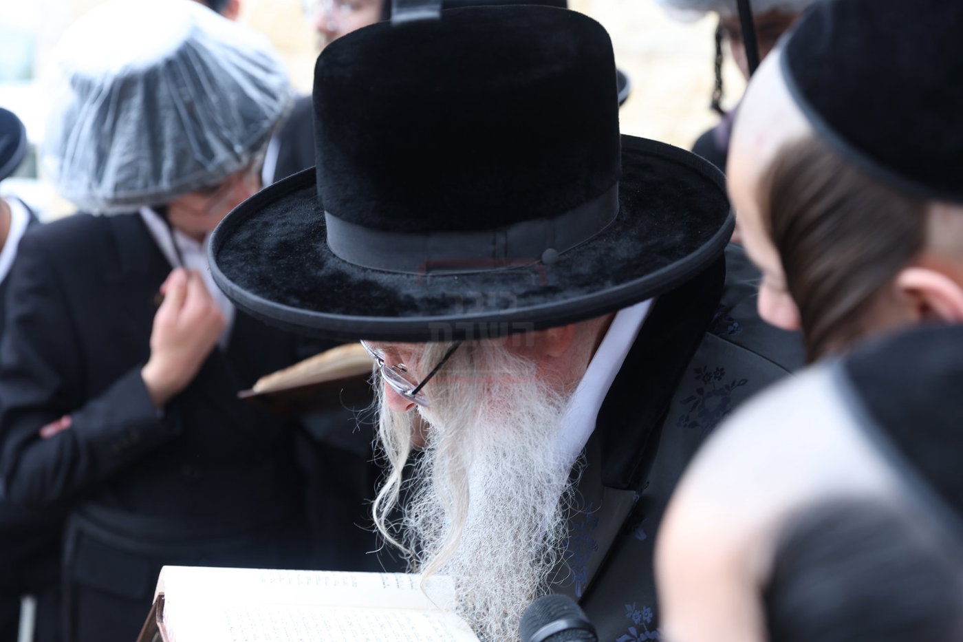 פסח בצילו של הגה"צ רבי יצחק לאזער