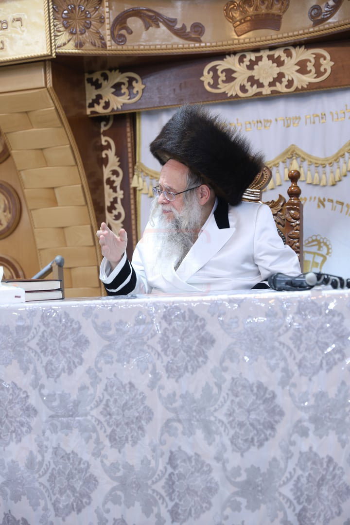 פסח בצילו של הגה"צ רבי יצחק לאזער