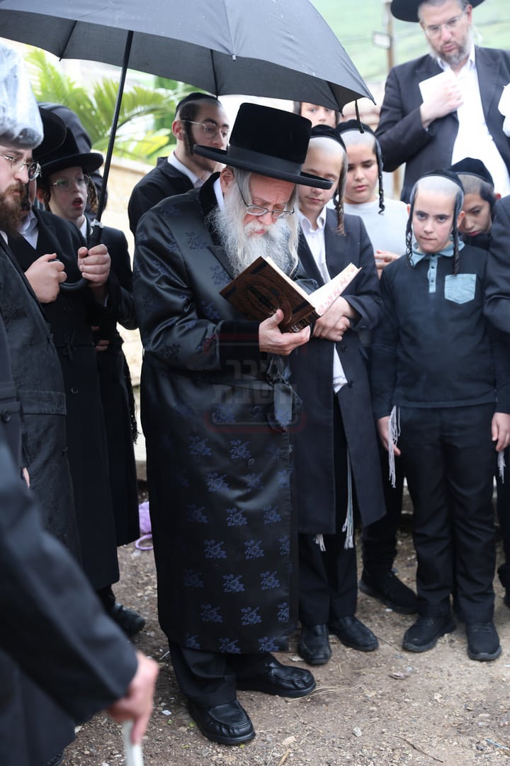 פסח בצילו של הגה"צ רבי יצחק לאזער