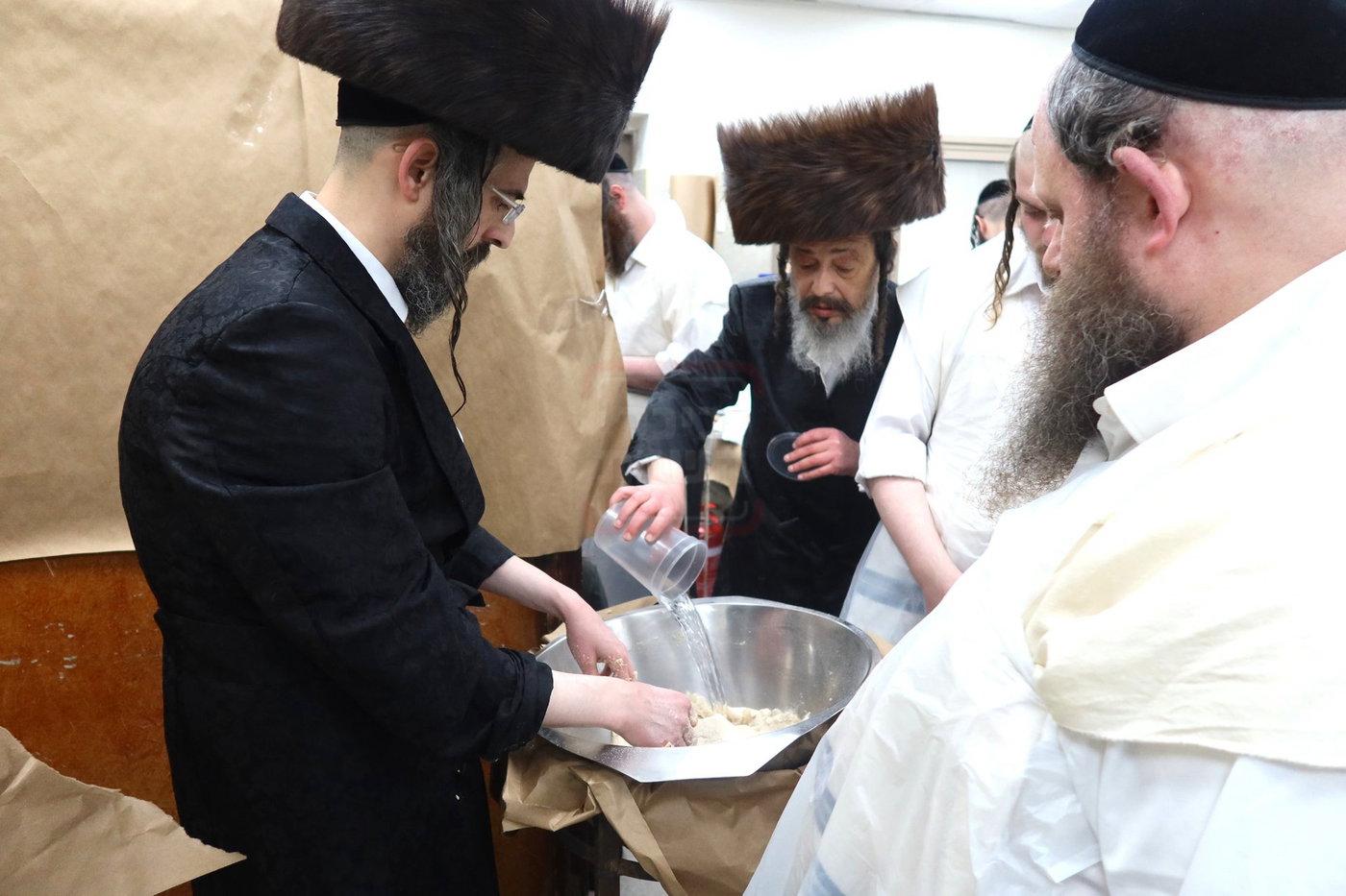 חג הפסח בחצה"ק זוועיהיל