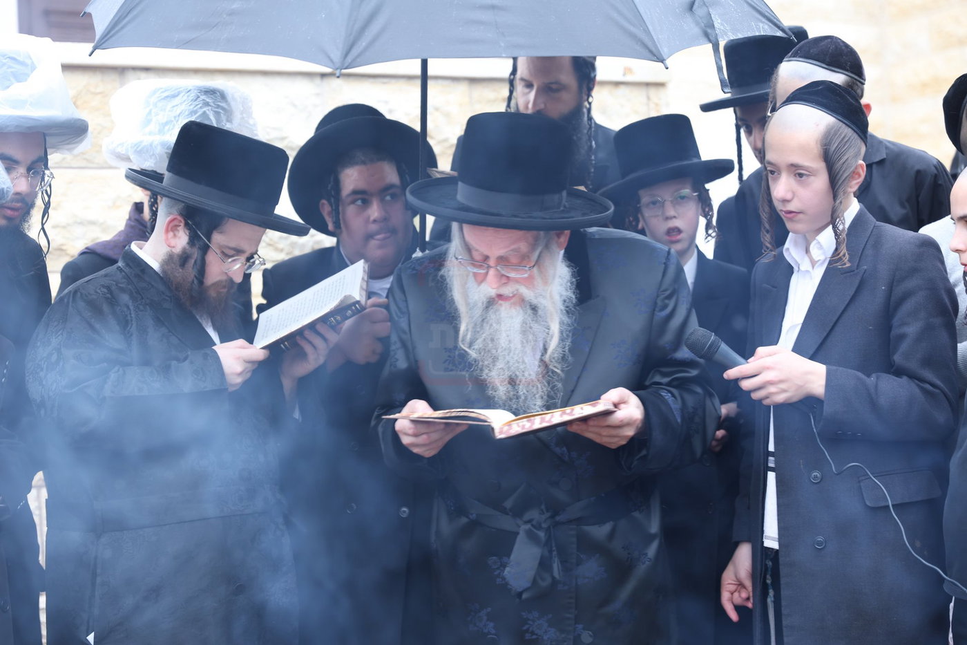 פסח בצילו של הגה"צ רבי יצחק לאזער