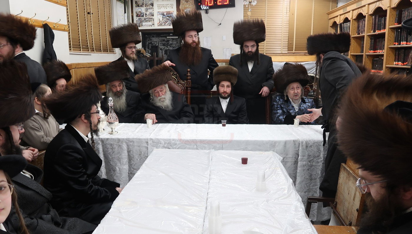 פסח בחצה"ק סקאליע 