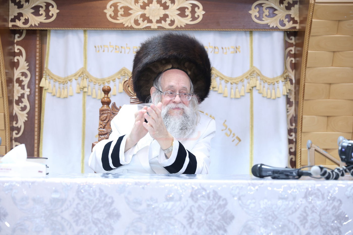 פסח בצילו של הגה"צ רבי יצחק לאזער