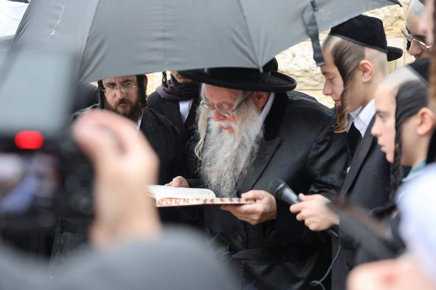 פסח בצילו של הגה"צ רבי יצחק לאזער